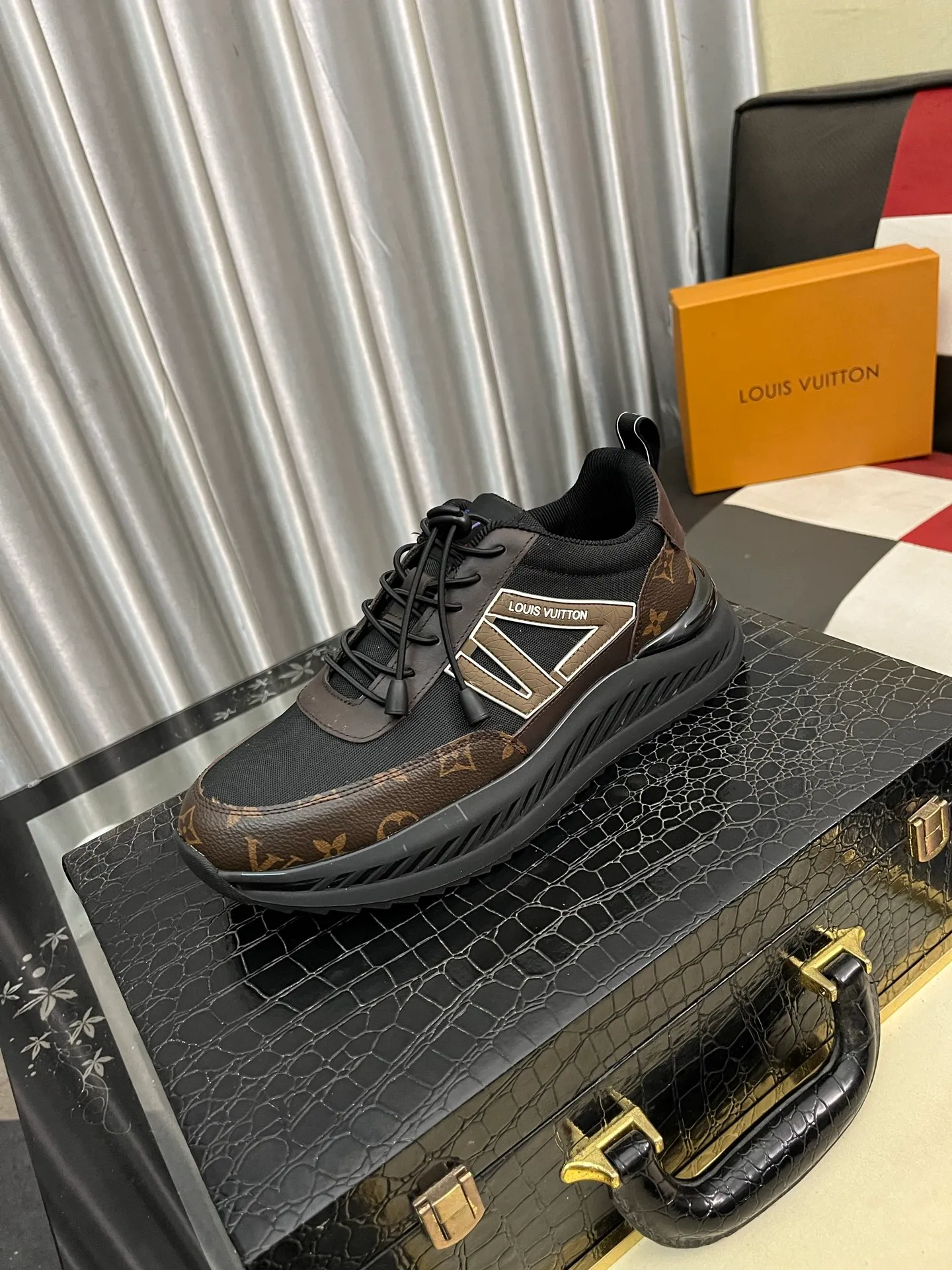 Men's shoes 💰458⌚️⌚️【LOUlS VUlTTON】Louis Vuitton ~ unique and casual style. LV counter purchasing 🏃casual shoes😍😍 are on sale at the men's counter at the same time. Italian imported brands select top-layer Italian cowhide. 🐑Sheepskin lining (refuses to discolor and grind feet) Sole: Original sole specially provided by the original factory 🎬Better in kind Code number: 38-444⃣️Color selection